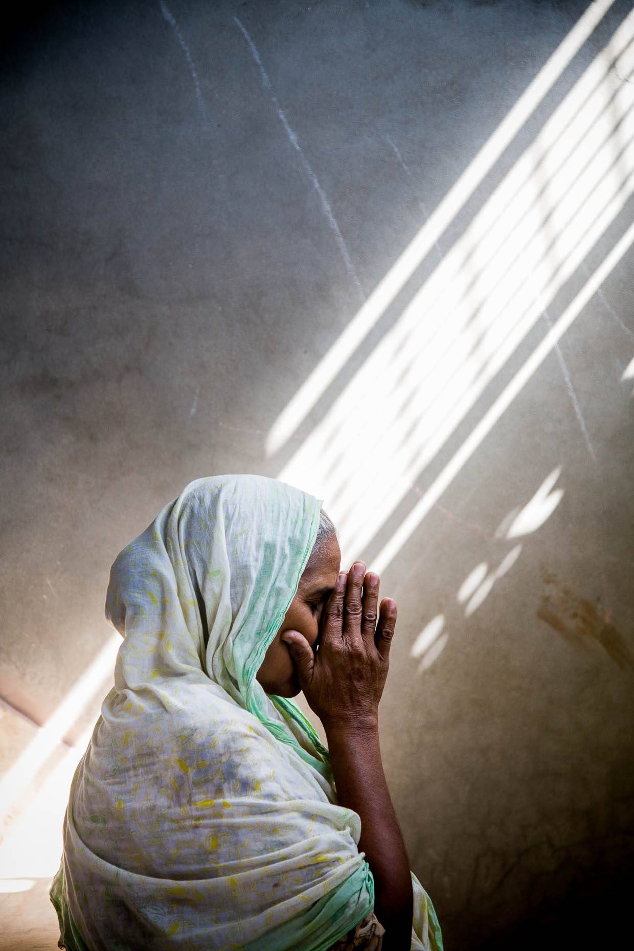 Woman-praying-in-Pakistan