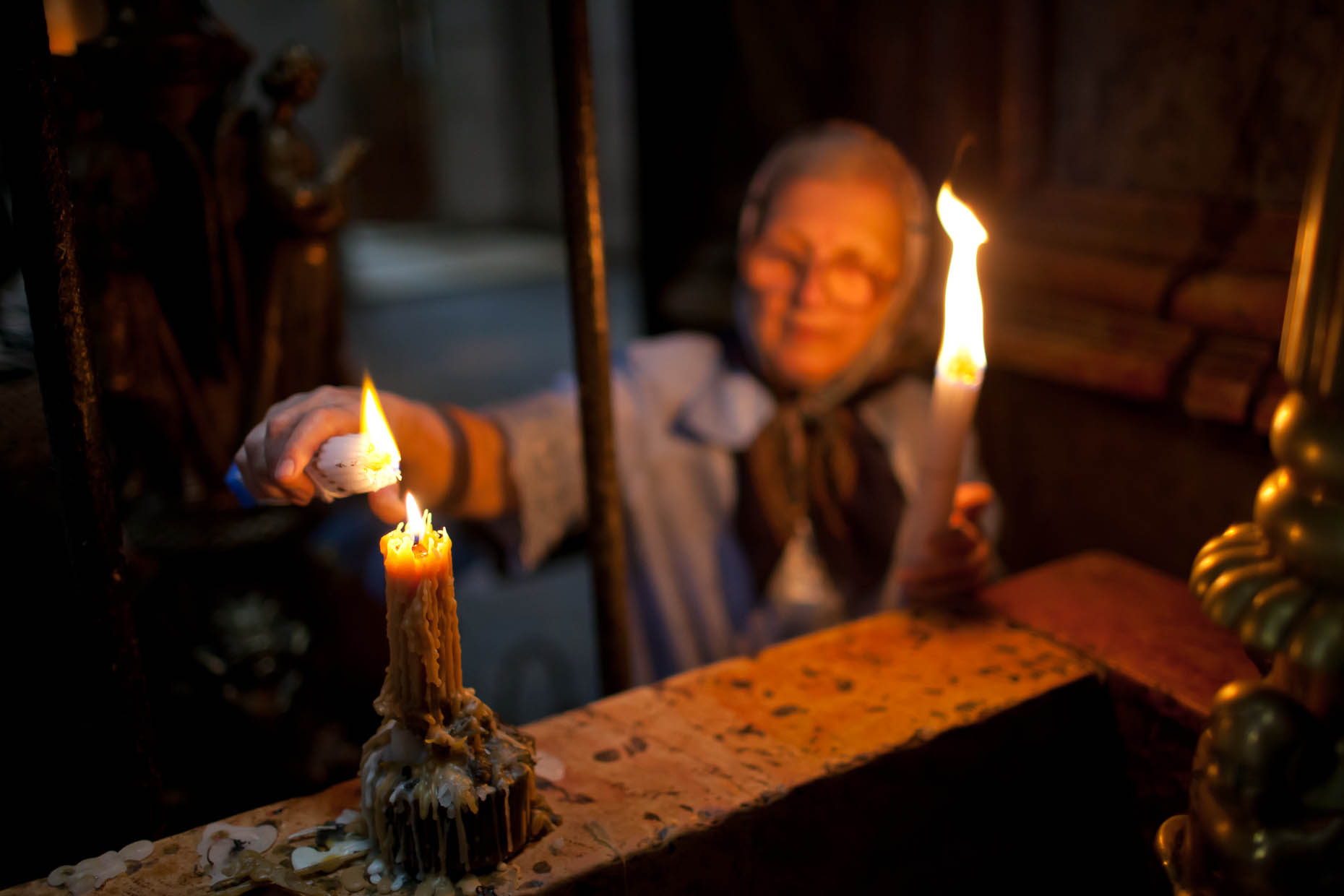 Woman-lights-candle-Israel
