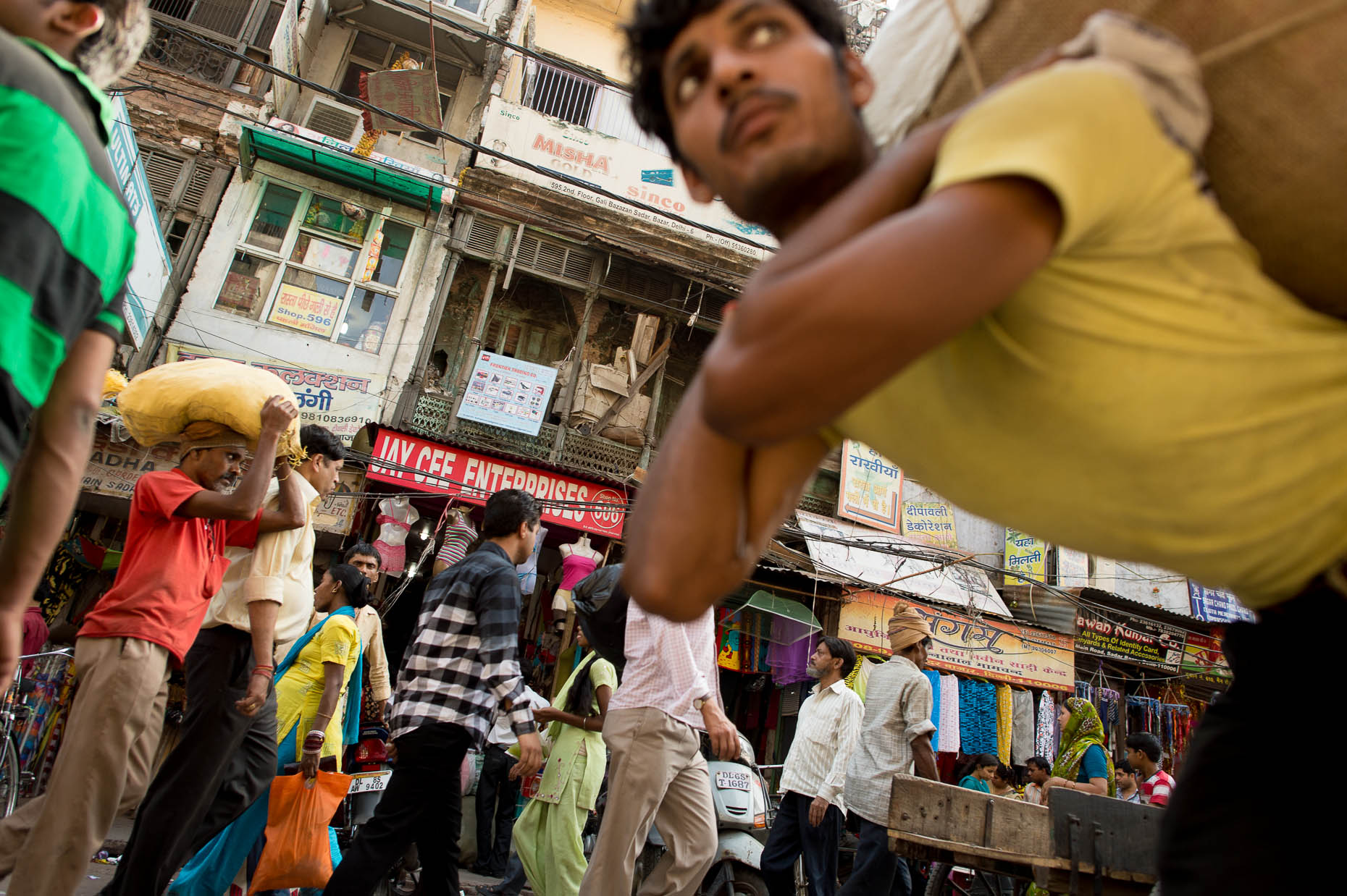 Day-worker-Sadar-Bazaar-India