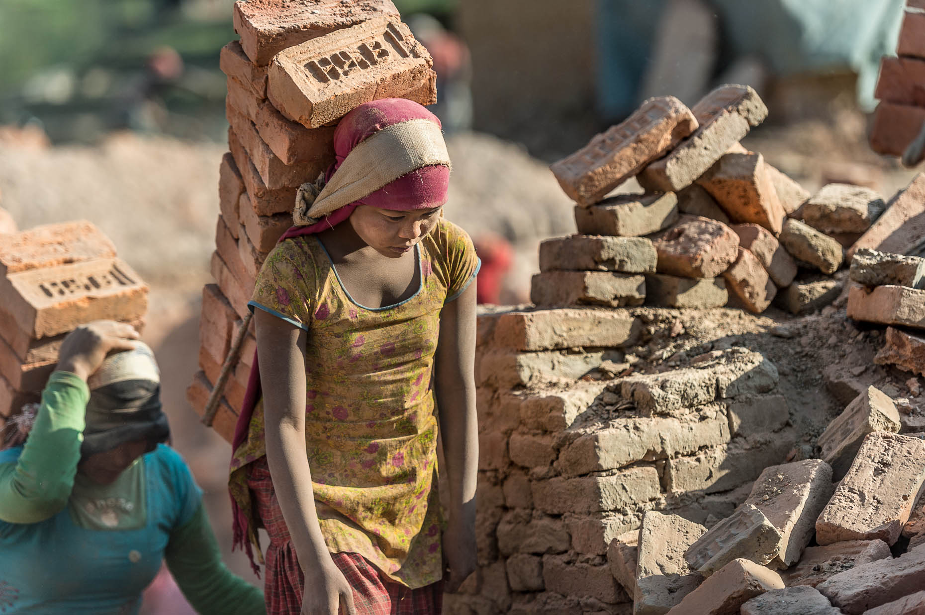 Girl-carrying-bricks-Nepal