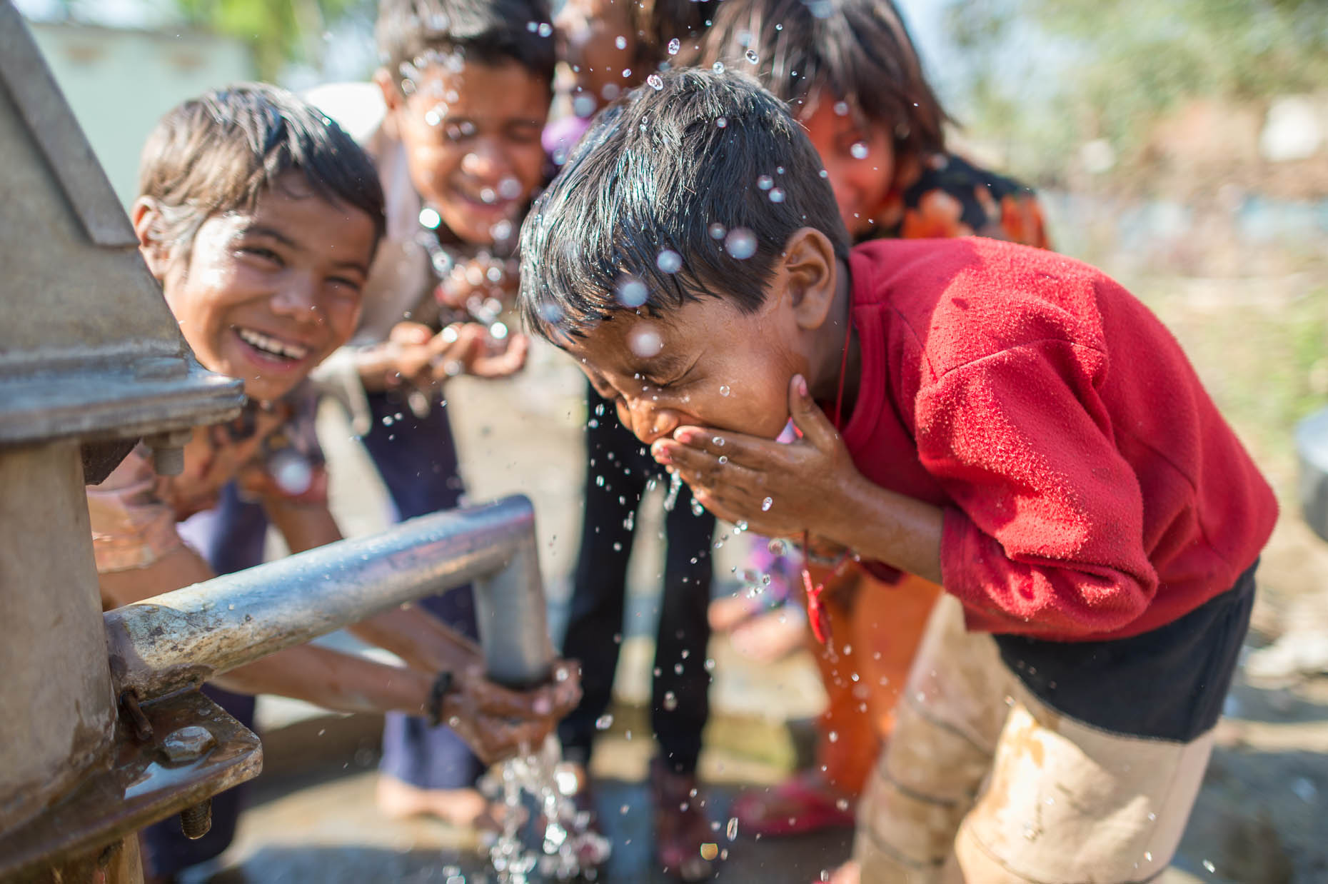 Boys-at-water-well-India