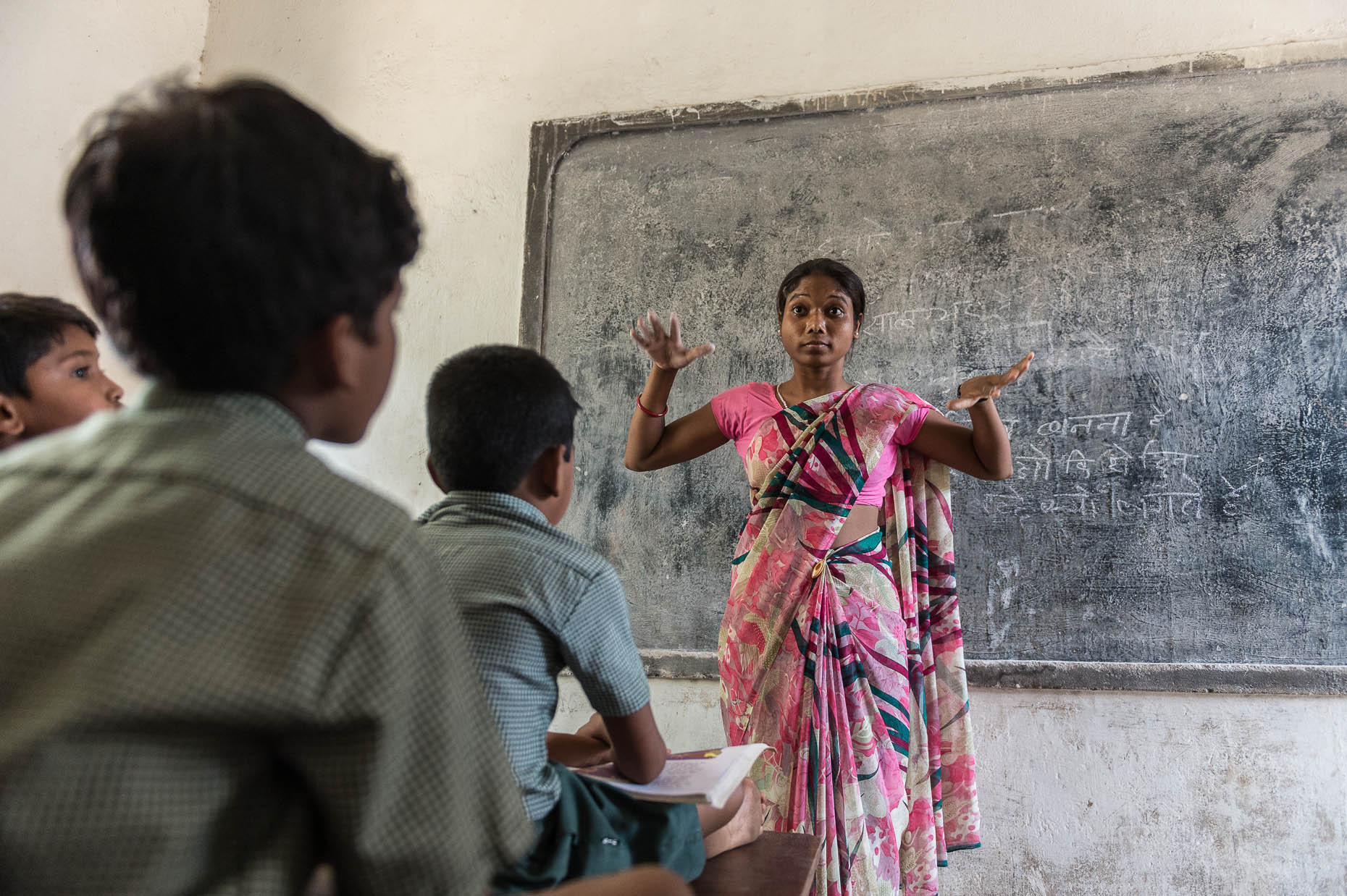 Teacher-at-deaf-school-India